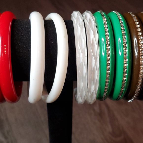 Multiple Color Plastic Bangle Bracelet Set - Picture 4 of 8